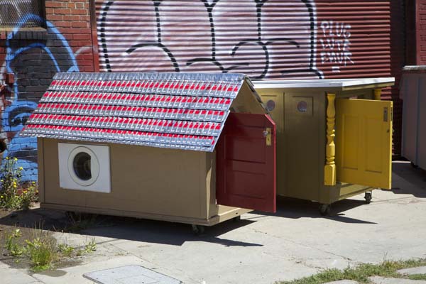 Artista transforma materiais jogados no lixo em mini casas coloridas para os sem-teto