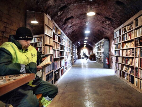 Garis turcos criam biblioteca popular a partir de livros que recuperaram do lixo