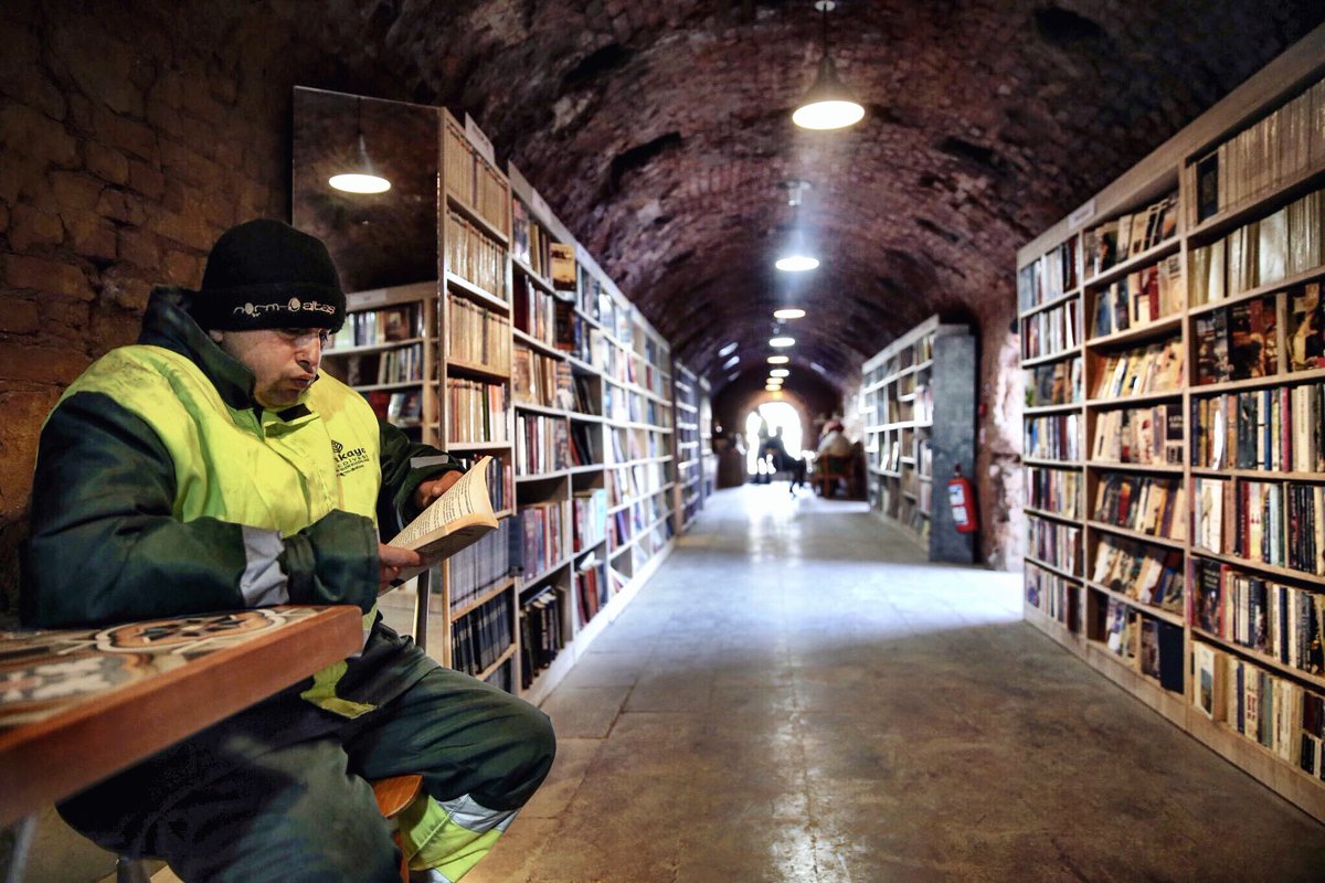 Garis turcos criam biblioteca popular a partir de livros que recuperaram do lixo