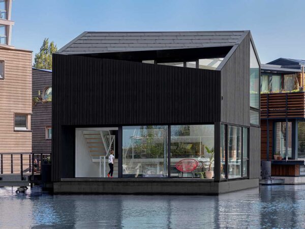 Uma casa flutuante angular em uma vila flutuante sustentável em Amsterdã