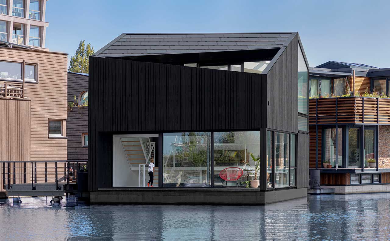 Uma casa flutuante angular em uma vila flutuante sustentável em Amsterdã