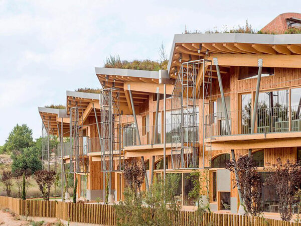 Arquitetos constroem Escola Montessori na Espanha priorizando a natureza