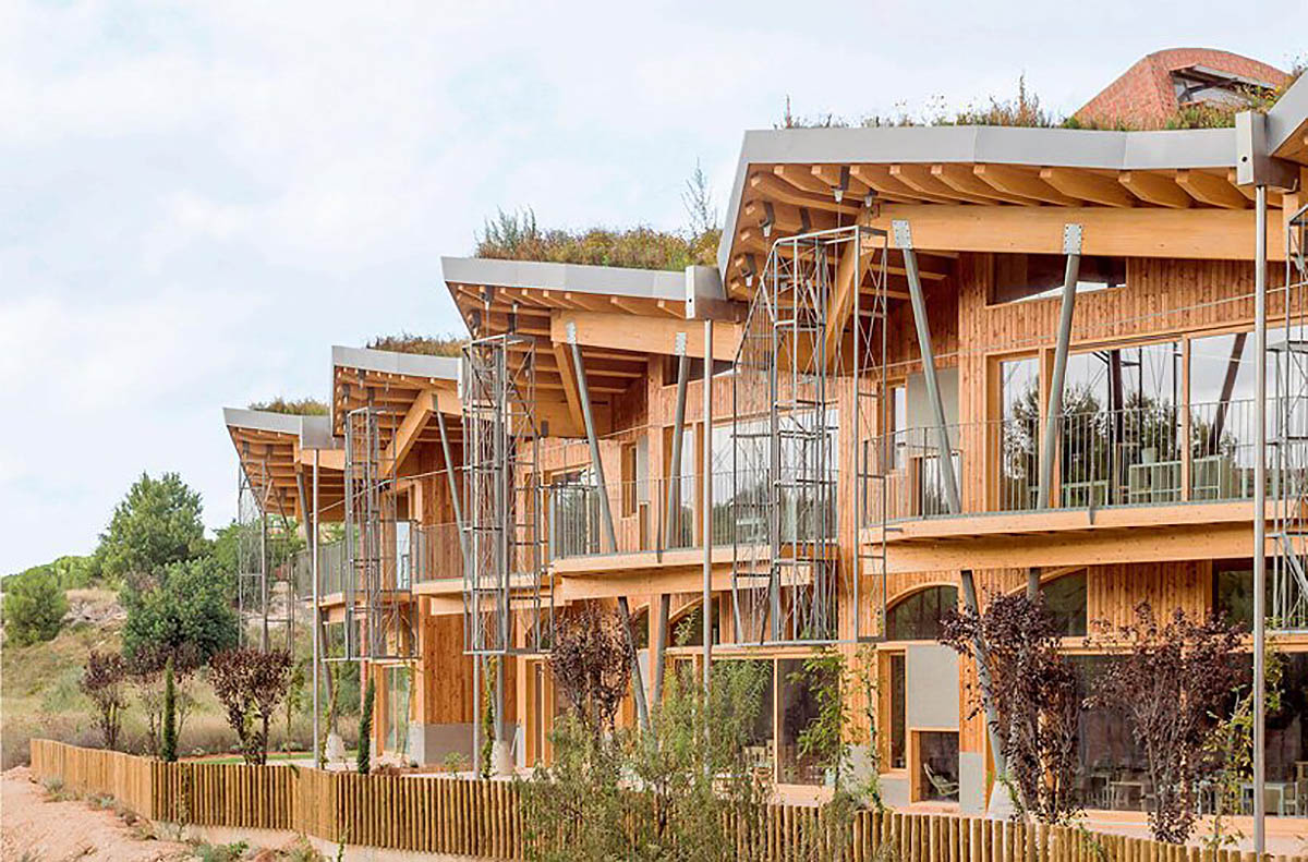 Arquitetos constroem Escola Montessori na Espanha priorizando a natureza