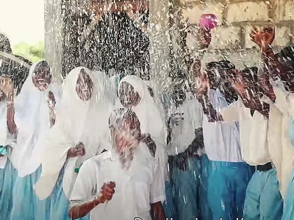 Usina solar que converte água do mar em água potável vem transformando vidas na África