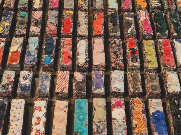 Arquiteta francesa transforma restos de roupa em tijolos decorativos