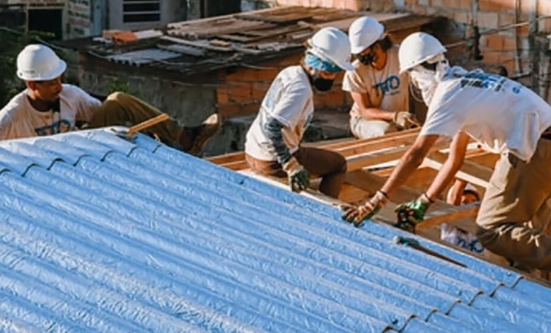 Caixas longa vida viram telhas para casas populares