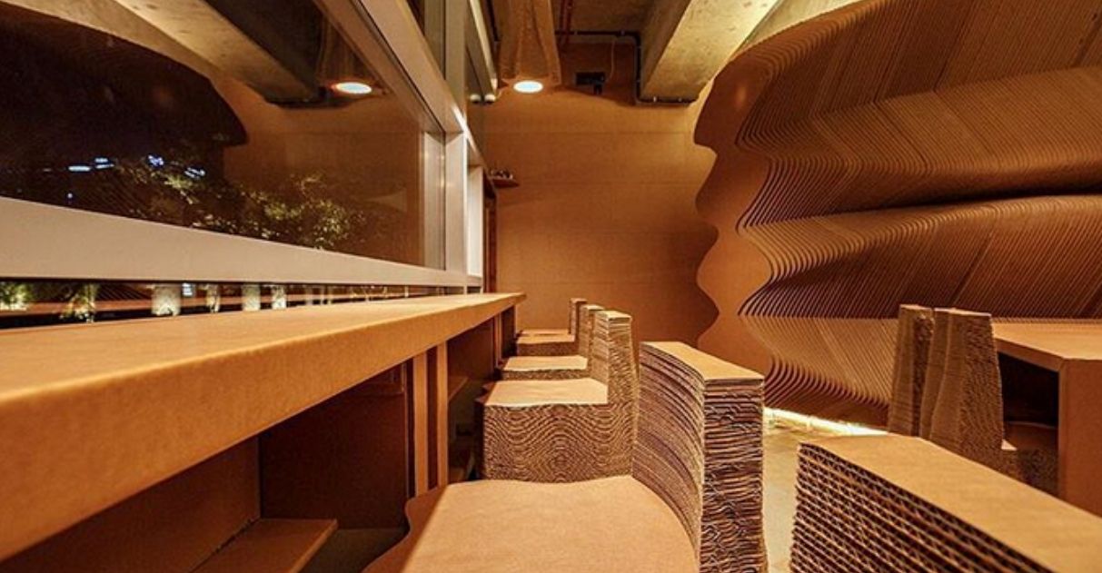 Nessa cafeteria na Índia, quase tudo é feito de papelão