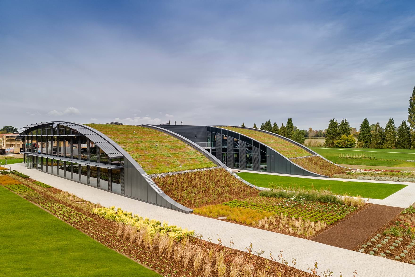 Telhado verde promove a biodiversidade e a eficiência energética neste edifício