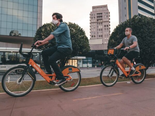 Bicicletas começam a ser liberadas em drive-thrus de vacinação