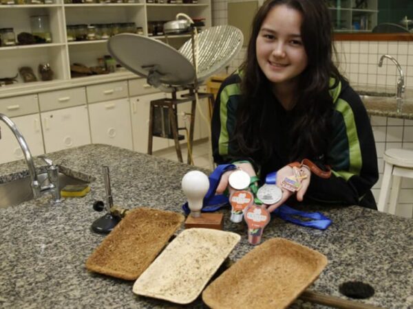 Brasileira de 16 anos cria embalagem biodegradável para substituir o isopor