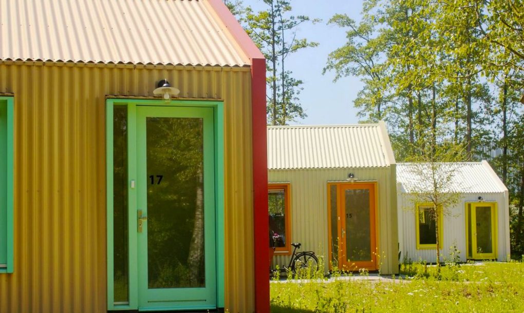 Vila colorida e com energia solar é criada para sem-tetos