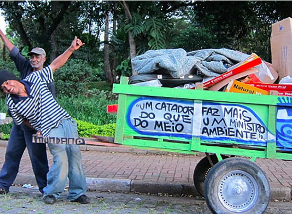 Oficina Pimp My Carroça reforma e pinta carroças de catadores em SP