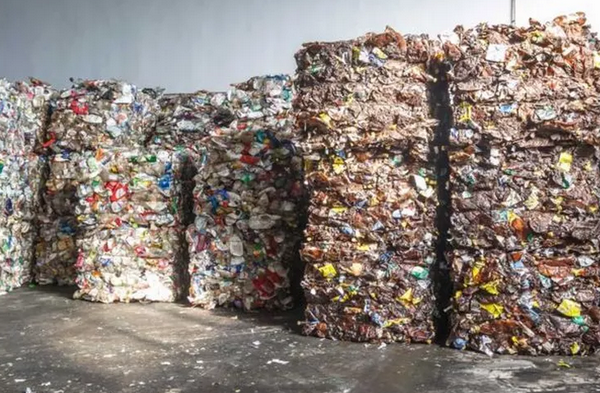 Empresa Canadense descobre nova maneira de reciclar o plástico