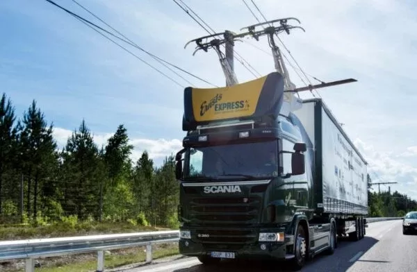 Reino Unido vai testar estrada elétrica para caminhões