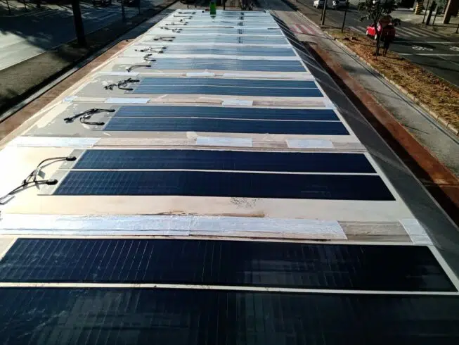 Estação de ônibus em BH instala filme fino para captar energia solar