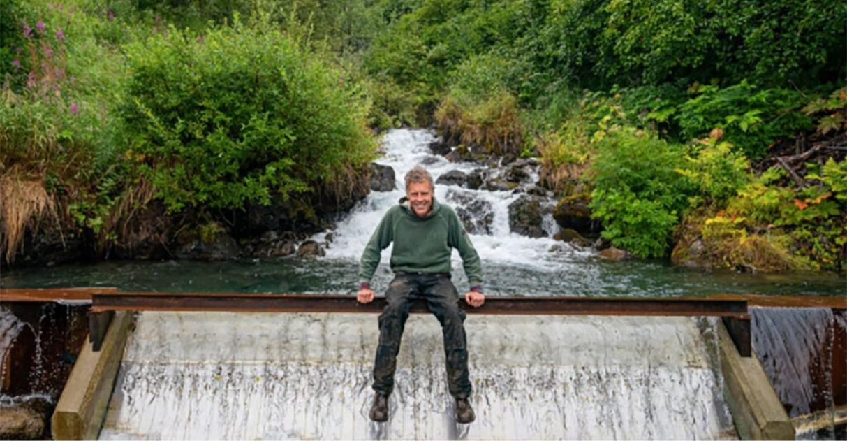 Sozinho, homem cria usina hidrelétrica capaz de abastecer 300 casas ao mesmo tempo no Alaska