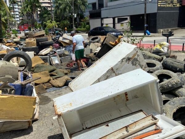 Mutirão do bem retira 18 toneladas de lixo do Rio Capibaribe em Recife (PE)