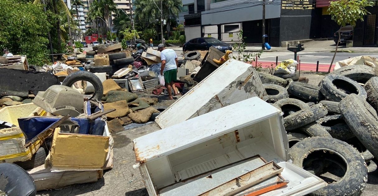 Mutirão do bem retira 18 toneladas de lixo do Rio Capibaribe em Recife (PE)