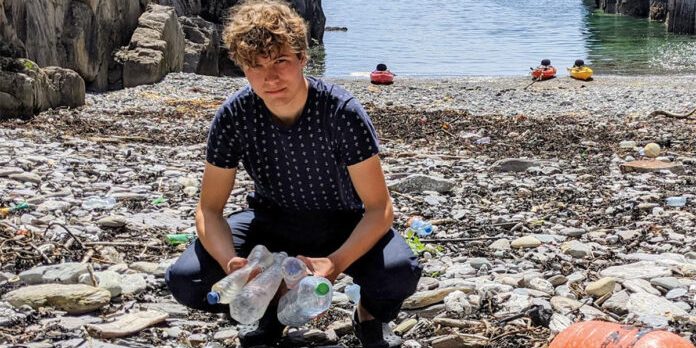 Estudante irlandês cria “imã” que atrai microplásticos