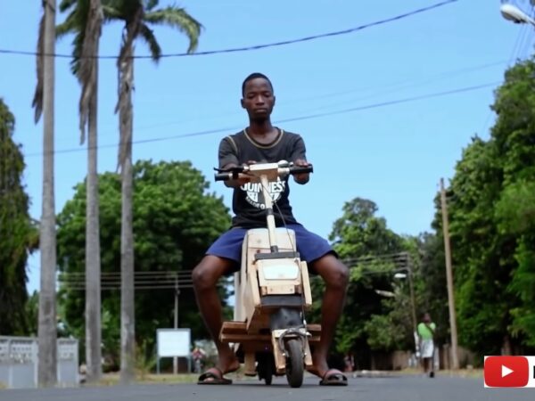 Sustentabilidade na veia: jovem cria moto de madeira movida à energia solar