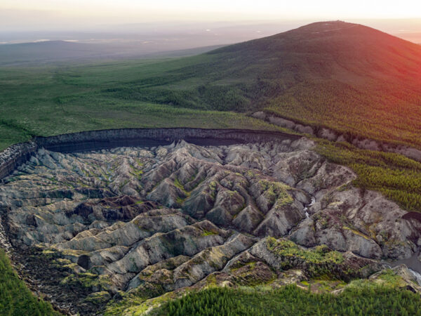 O subsolo da Sibéria é mostrado à medida que o permafrost derrete