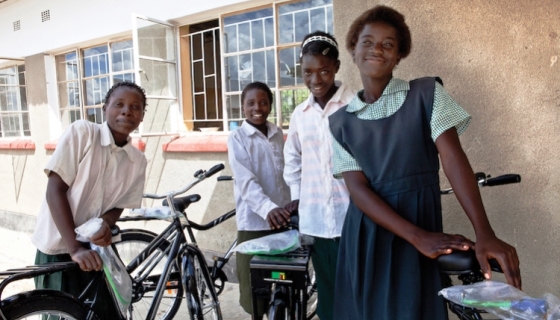 Cápsulas de café usadas viram bicicletas. A cada 1 vendida, outra é doada para 1 menina poder ir à escola