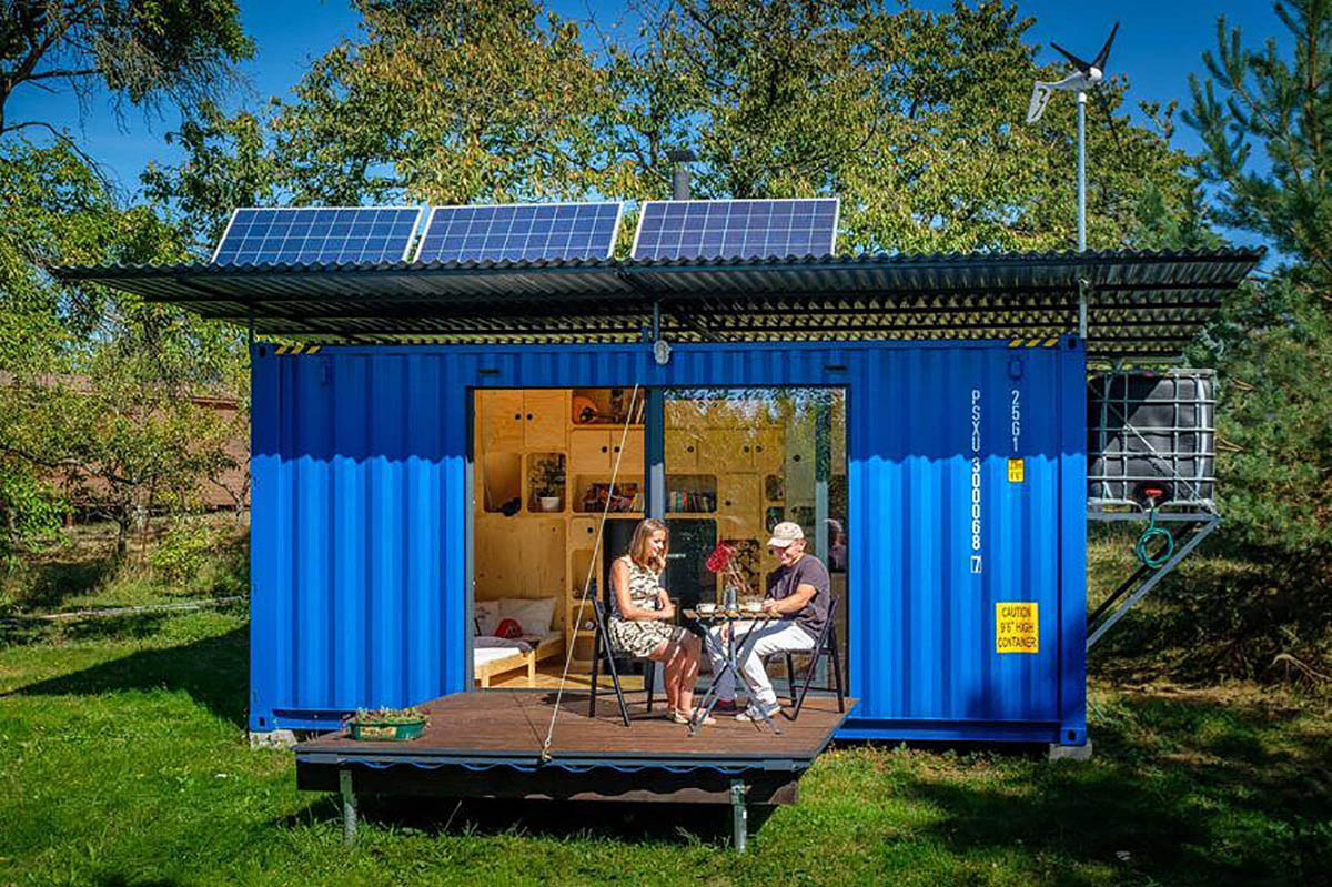 Casa contêiner autossuficiente tem turbina eólica e painéis solares