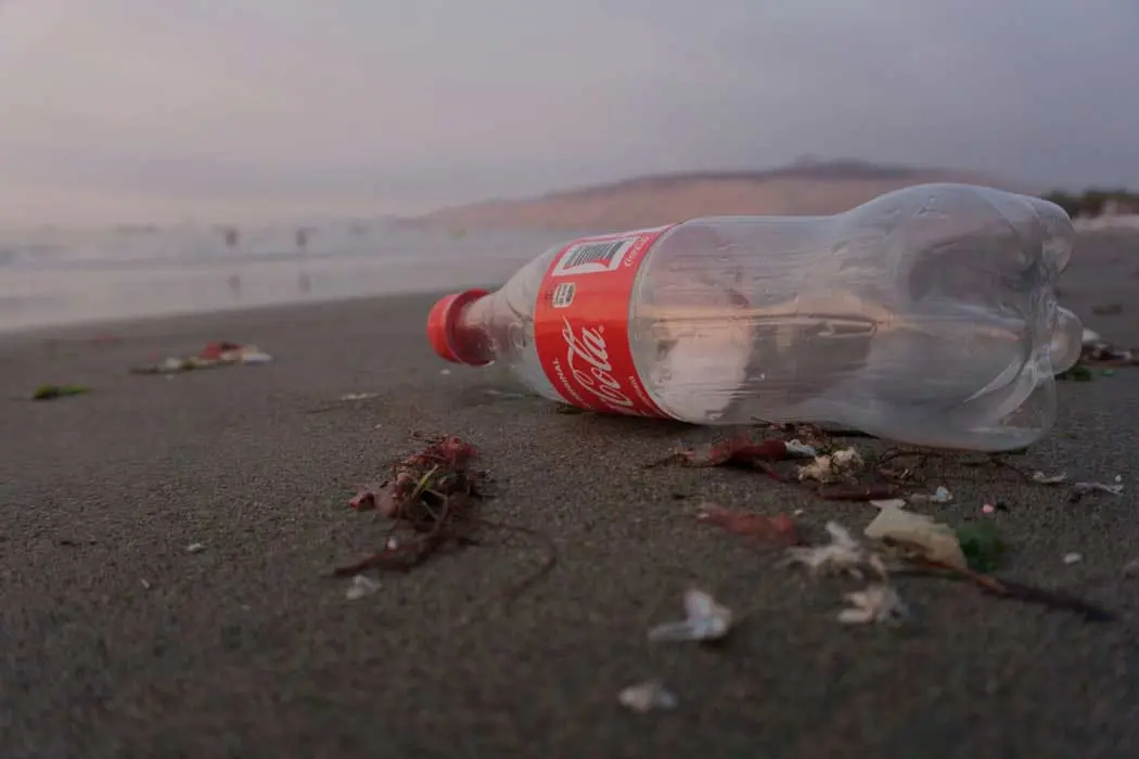 Coca-Cola é o lixo mais comum nessas praias