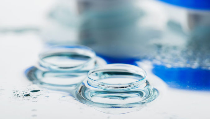 Empresa cria primeira lente de contato neutra em plástico