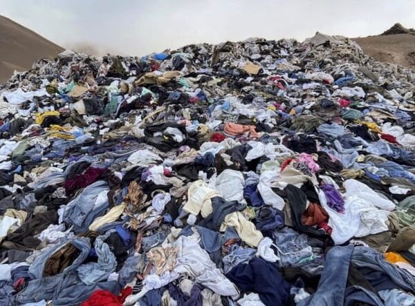 Deserto no Chile: o cemitério das roupas da fast-fashion