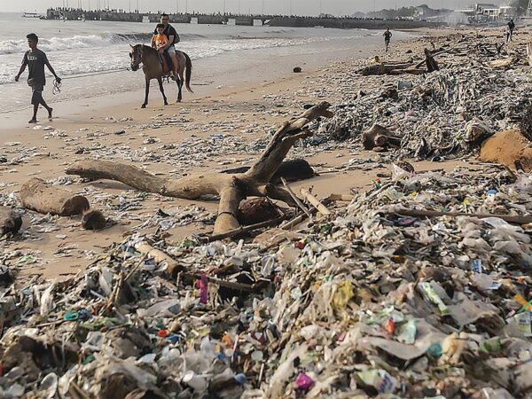 Bali se transforma em um depósito de lixo plástico