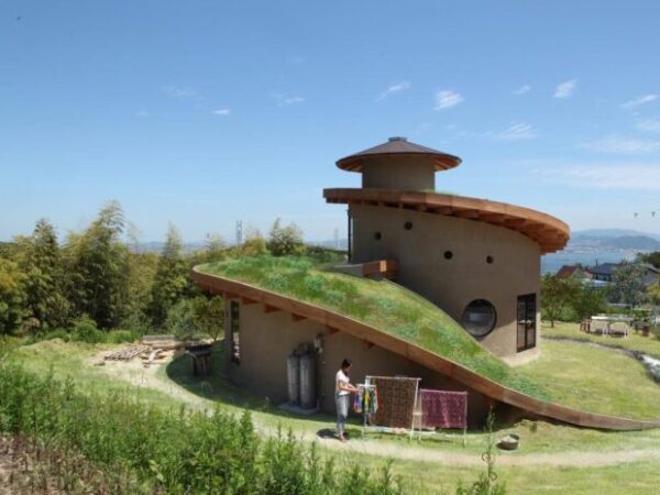 Casa espiral é construída com madeira, terra e telhado verde