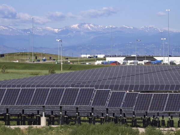 Painéis solares nos aeroportos poderiam fornecer energia a cidades inteiras