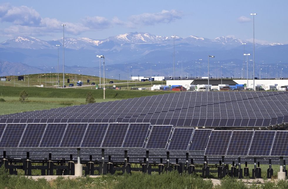 Painéis solares nos aeroportos poderiam fornecer energia a cidades inteiras