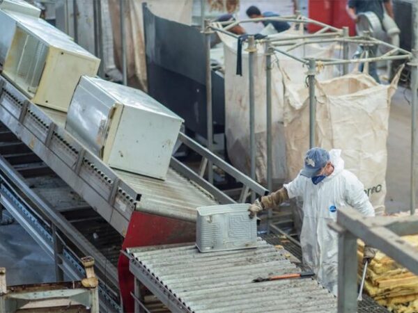 Empresa brasileira recicla 1 milhão de refrigeradores