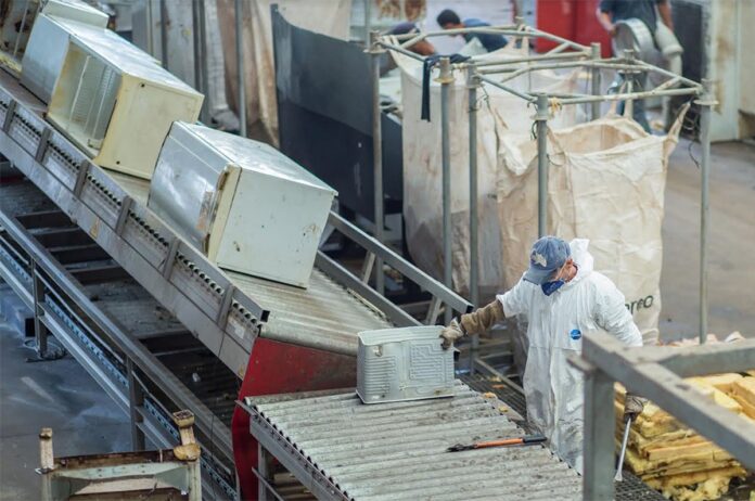 Empresa brasileira recicla 1 milhão de refrigeradores