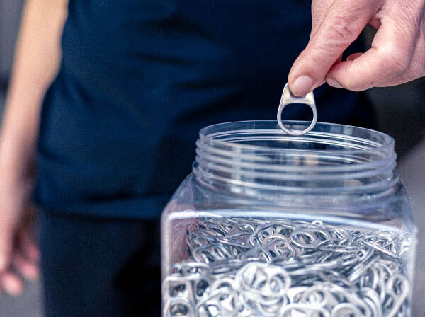 PROJETO SOCIAL TRANSFORMA LACRES DE LATAS EM CADEIRAS DE RODAS