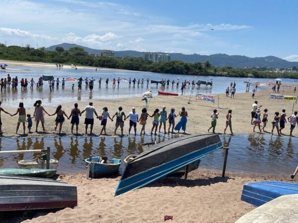 Movimento contra a especulação imobiliária abraça a Lagoa de Itaipu