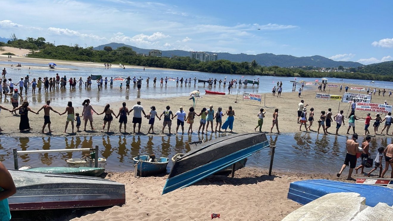 Movimento contra a especulação imobiliária abraça a Lagoa de Itaipu