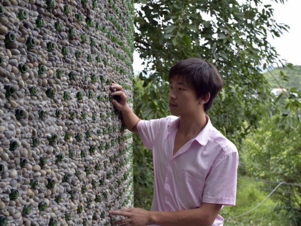 Arquiteto chinês constrói escritório com 8.500 garrafas de cerveja usadas