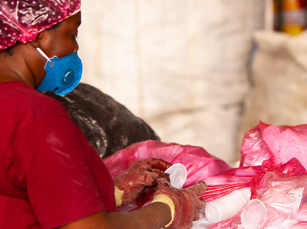 MAIS DE 15 MILHÕES DE PESSOAS VIVEM DO LIXO RECICLÁVEL NO MUNDO