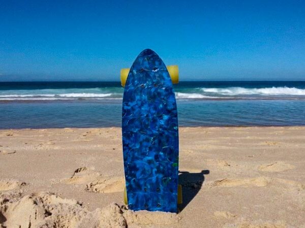 CANADENSE FABRICA SKATES COM TAMPINHAS RECICLADAS NA ROCINHA