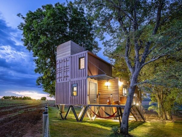 A casa container suspensa construída com materiais reciclados que você vai se apaixonar