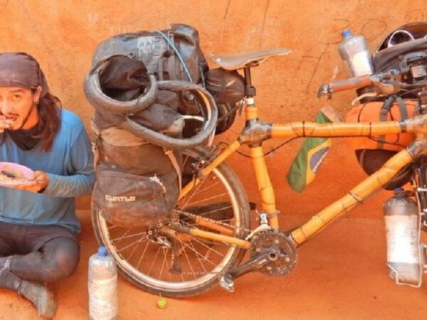 Conheça o brasileiro que está viajando pelo mundo em uma bike de bambu