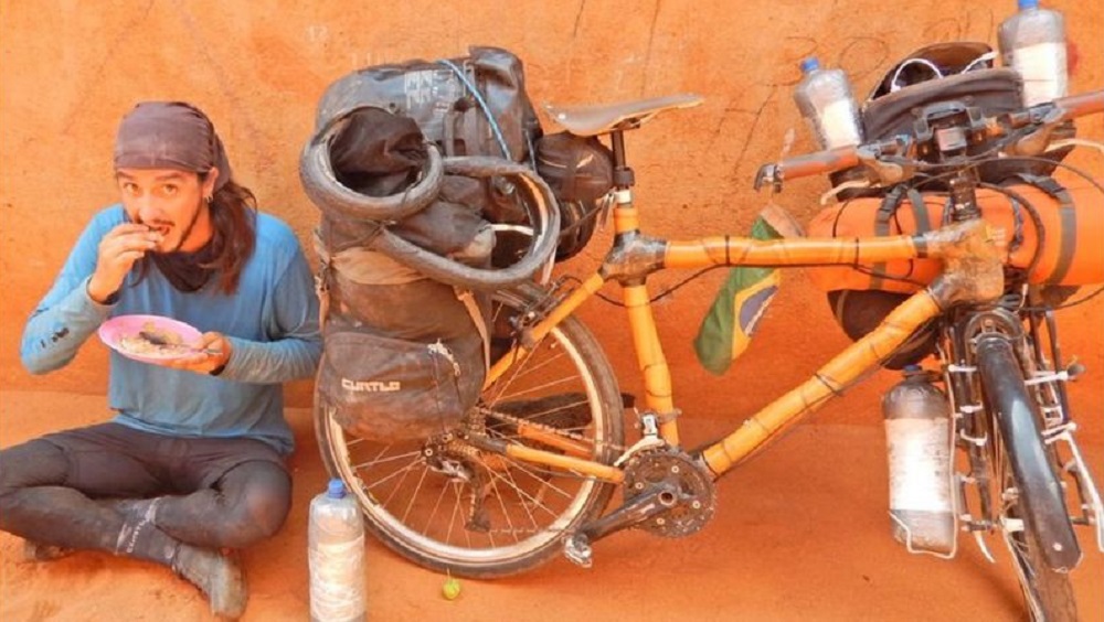 Conheça o brasileiro que está viajando pelo mundo em uma bike de bambu