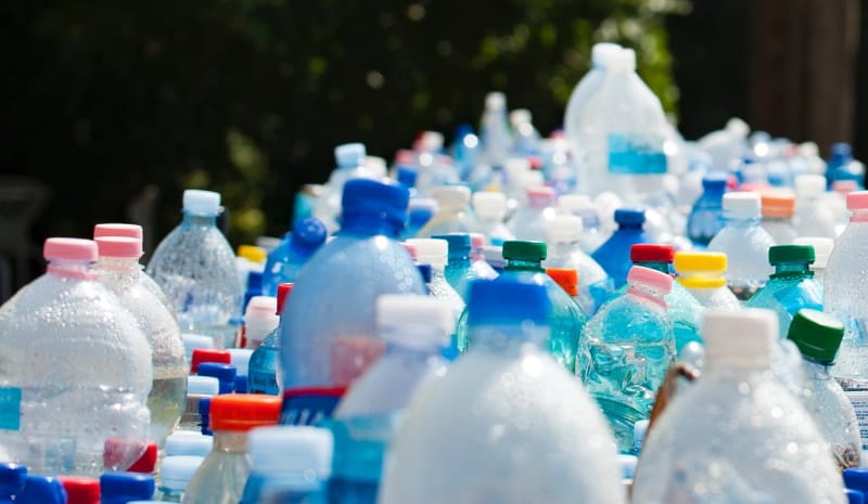 Entregar garrafas de plástico para reciclar vai dar pontos e prêmios em Portugal
