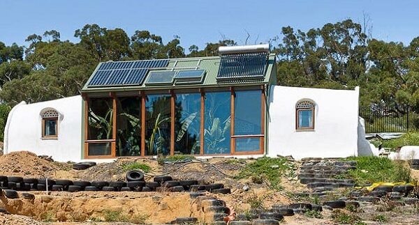 Casal constrói residência solar com pneus, garrafas e terra