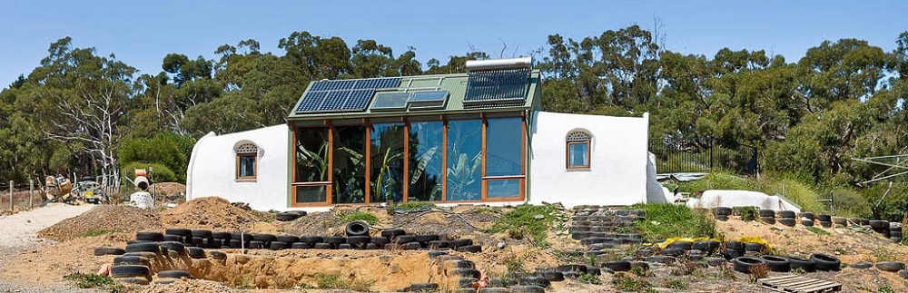 Casal constrói residência solar com pneus, garrafas e terra