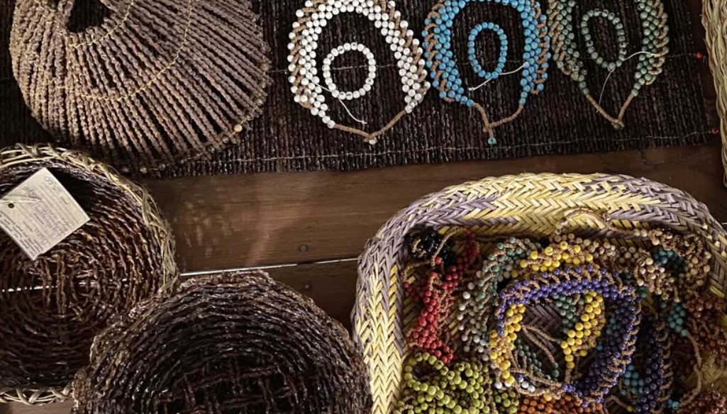 Fibras de açaí são transformadas em joias pelas mãos de artesã ribeirinha no Amazonas
