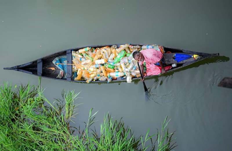 Homem com paralisia e 69 anos trabalha diariamente para retirar plásticos de rio perto da sua casa